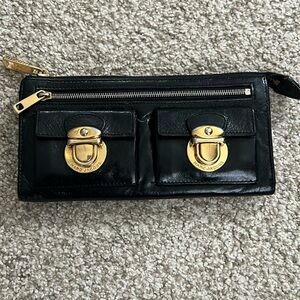 Marc Jacobs Buckle Wallet  black / gold hardware